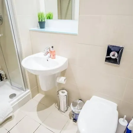 Large 2 Bed, 2 Bath, Free Parking & Wifi Apartment
