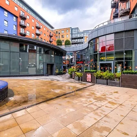 Large 2 Bed, 2 Bath, Free Parking & Wifi *