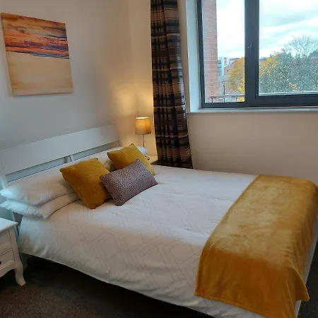 Large 2 Bed, 2 Bath, Free Parking & Wifi Apartment Sheffield