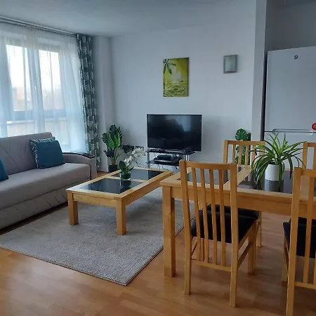 Large 2 Bed, 2 Bath, Free Parking & Wifi *