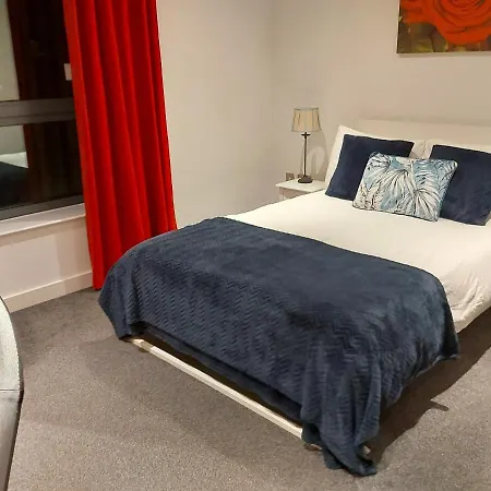 Apartment Large 2 Bed, 2 Bath, Free Parking & Wifi *