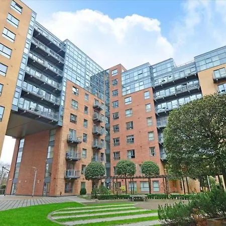 Large 2 Bed, 2 Bath, Free Parking & Wifi Apartment Sheffield