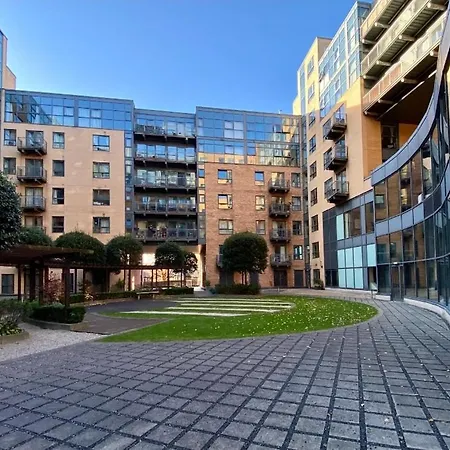 Large 2 Bed, 2 Bath, Free Parking & Wifi Apartment